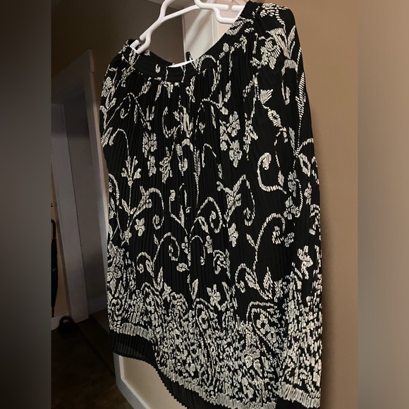 Alfred Dunner size 12 midi skirt. Pleated with elastic waist. Black & white - Picture 2 of 4